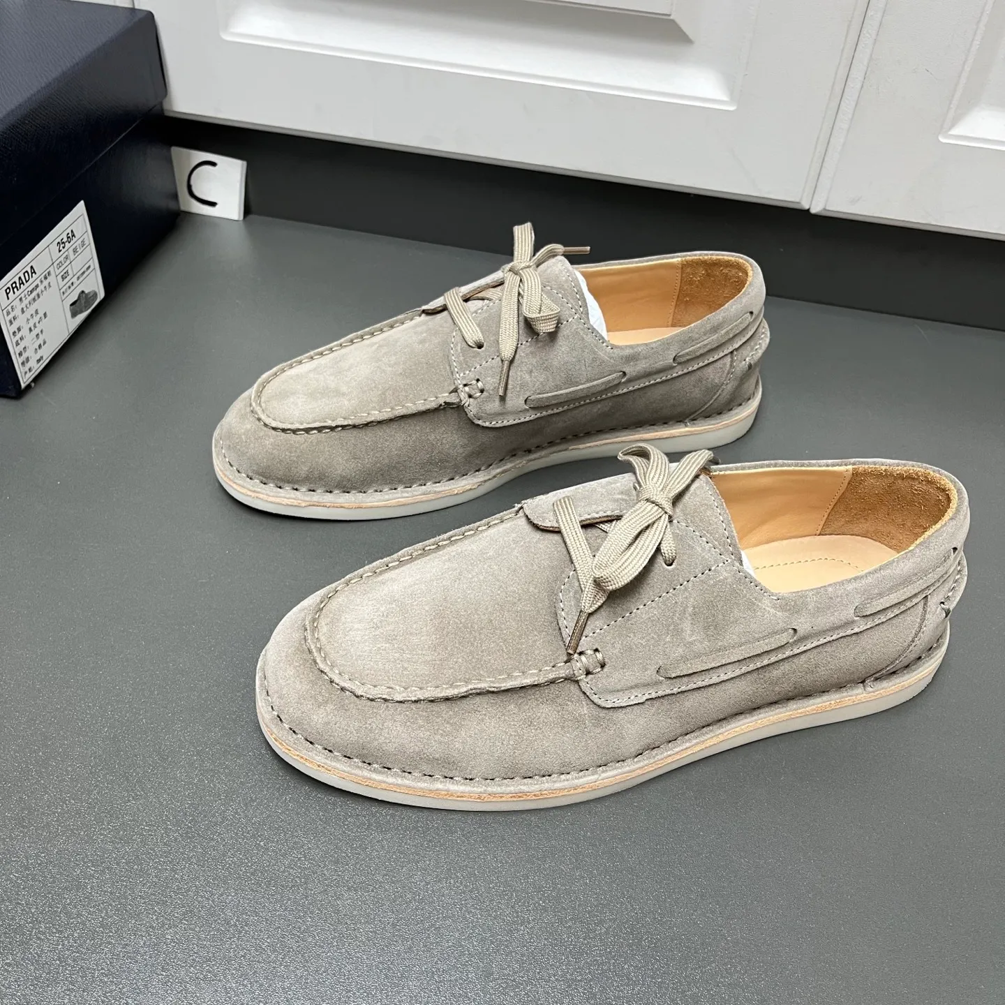 💰840 Prada men's new lace-up leather loafers. Made of flocked two-layer cow leather, these shoes combine classic design with handmade details, blending sophistication with casual comfort. Designed in a lace-up style, with open-stitched seams on the skirt, 1.5cm white rubber soles with leather welts, dyed calfskin lining, and silver-labeled cowhide feet, the style is simple and elegant. C leather shoe size: 39/40/41/42/43/44 gray, original box packaging + dust bag
